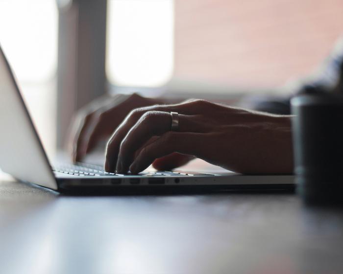 Finger tippen auf Laptoptastur