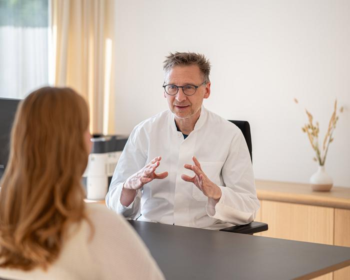 Gespräch zwischen Arzt und Patientin