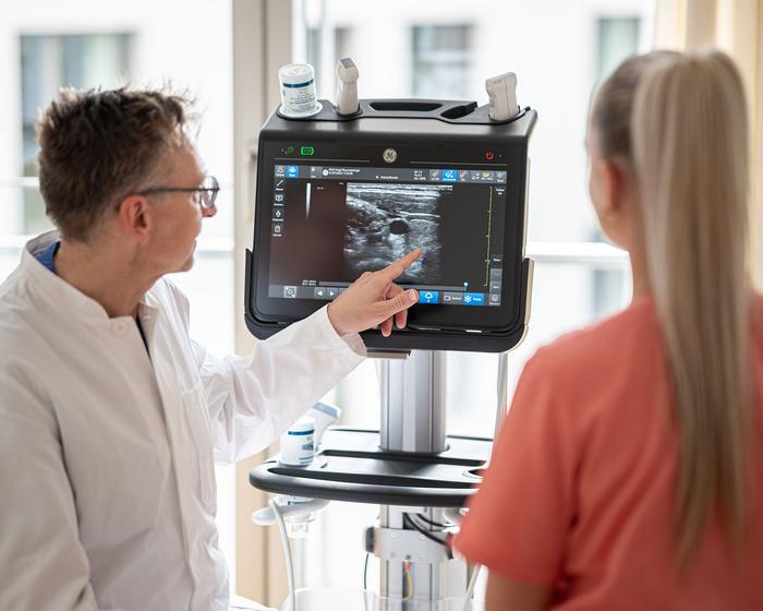 Arzt erklärt Patientin die Ultraschallaufnahme