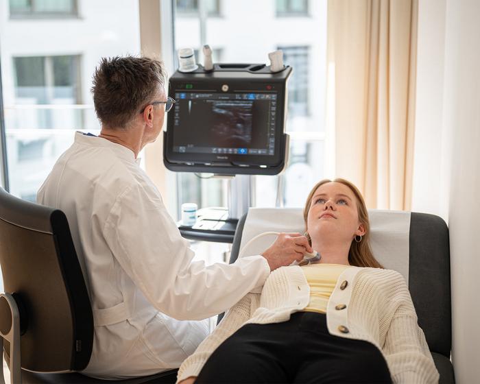 Ultraschall am Hals einer Patientin