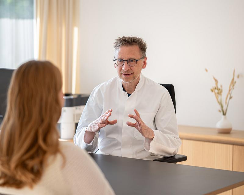 Gespräch zwischen Arzt und Patientin