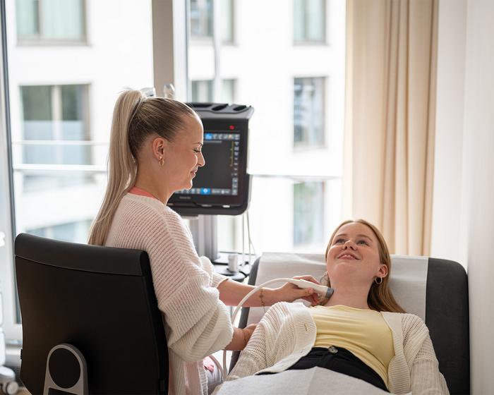 Ultraschall am Hals einer Patientin