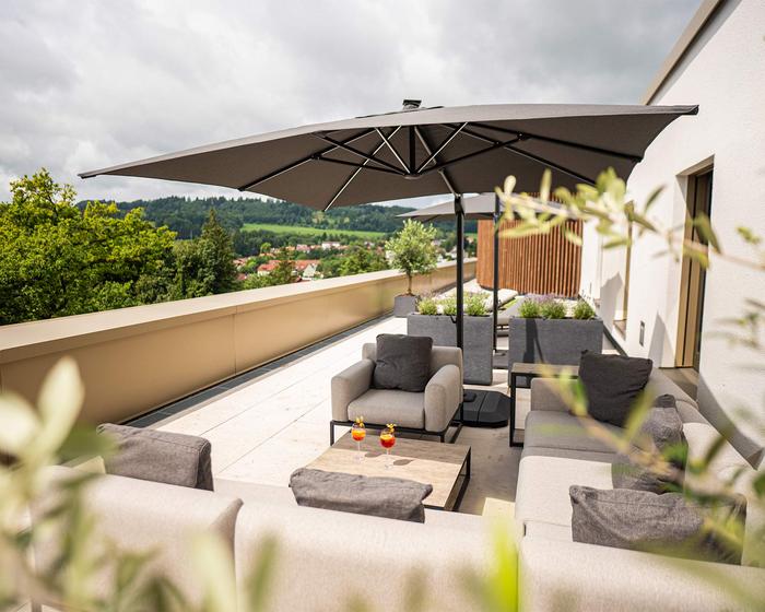 Dachterrasse mit bequemen Möbeln