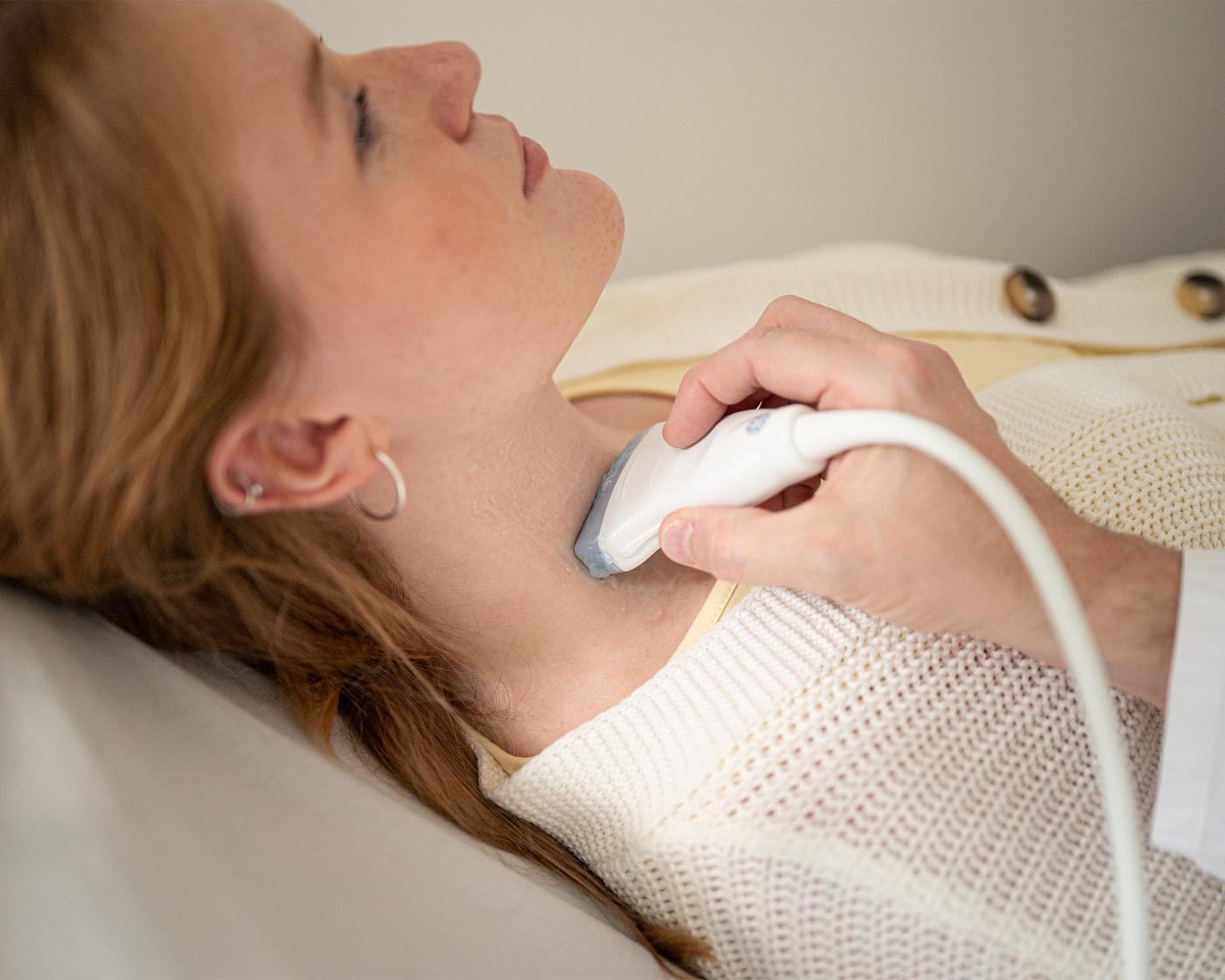 Ultraschall am Hals einer Patientin