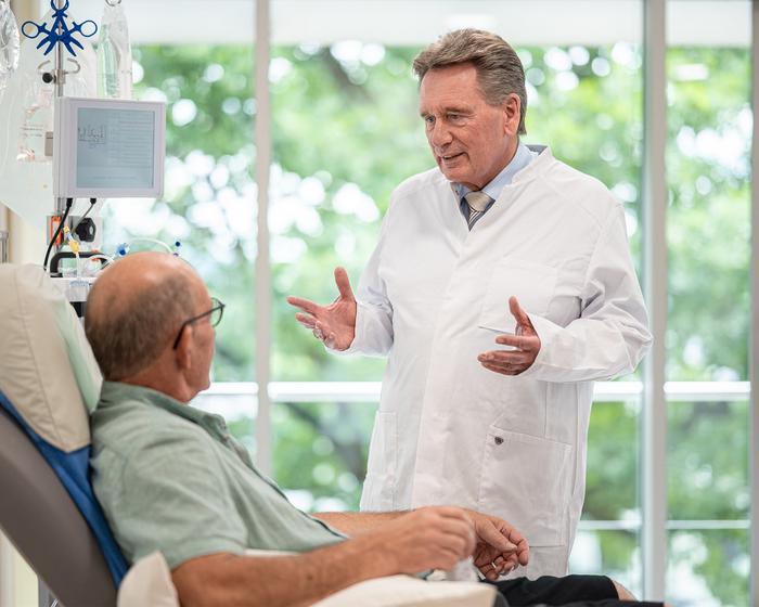 Gespräch zwischen Arzt und Patient während Blutreinigung