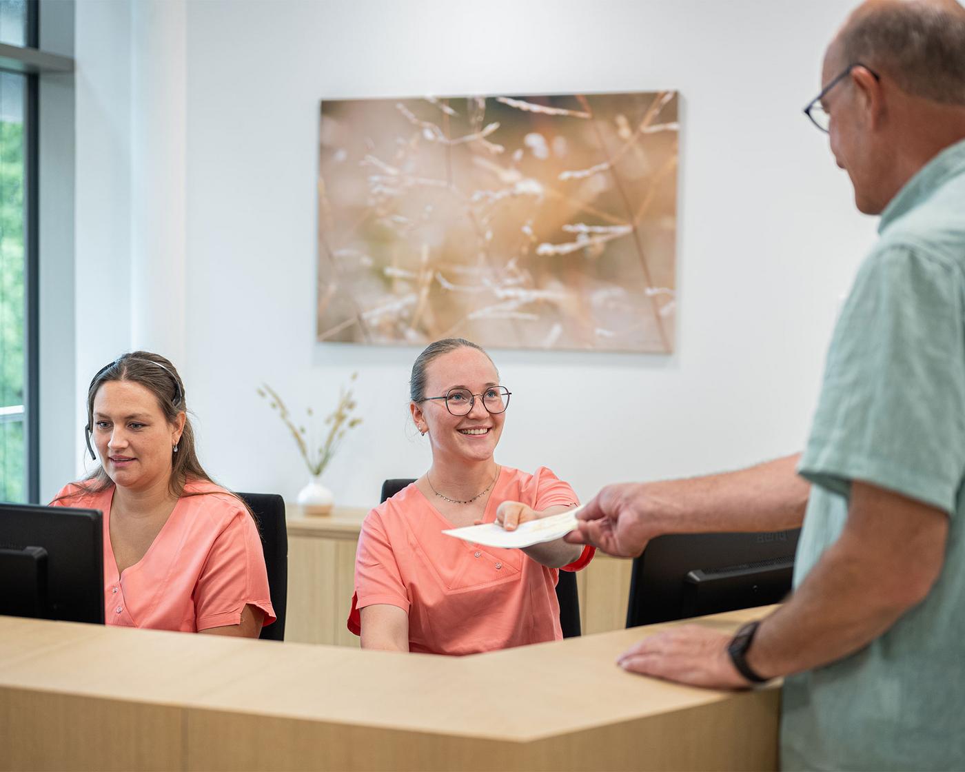 freundlicher Empfang an der Rezeption