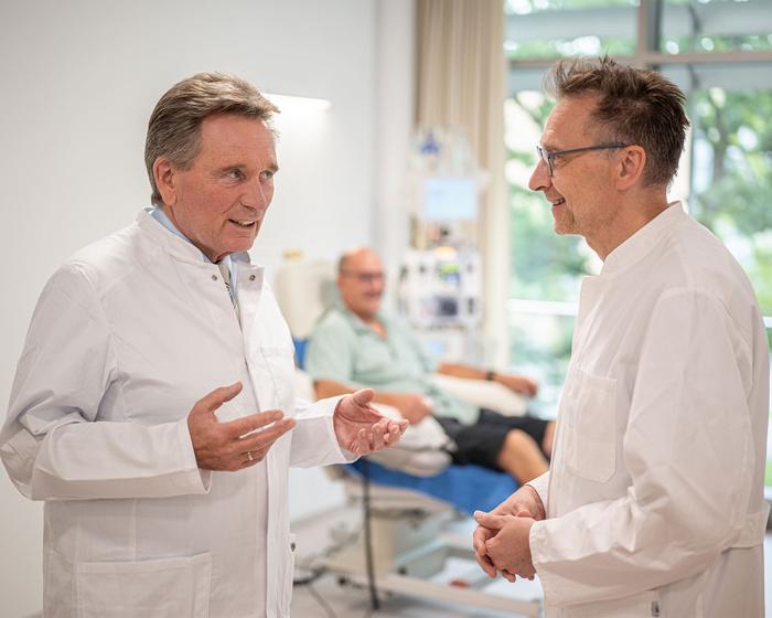 Gespräch zwischen zwei Ärzten